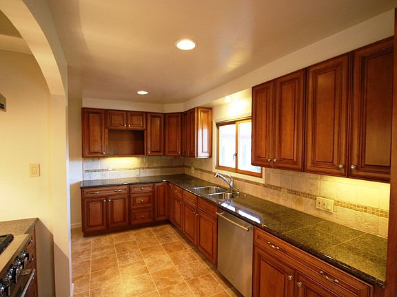 Kitchen w granite countertops