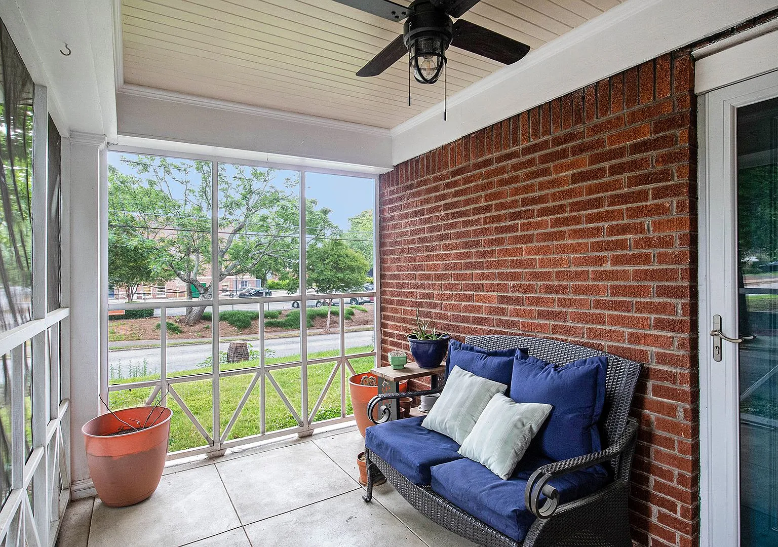 3 Bedroom 2 Bath Brick Bungalow — Photo 3