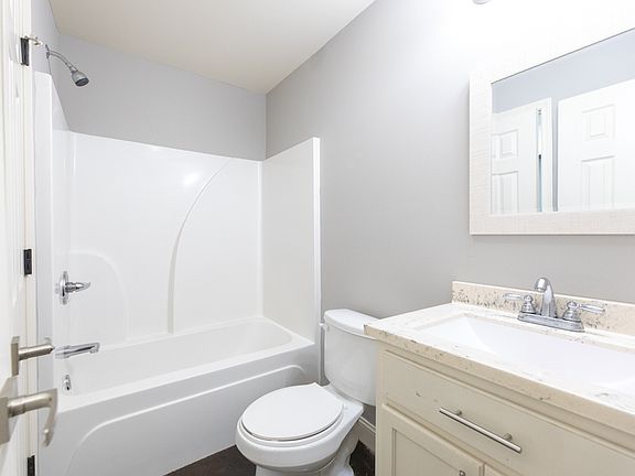 1320A-OAK-PARK-BLVD-bathroom1_11172025