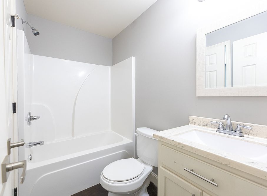 1320A-OAK-PARK-BLVD-bathroom1_11172025