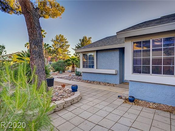 3rd image of 1324 Montezuma Ct