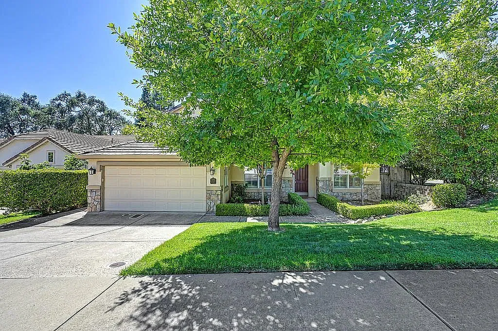 4 bed, 2.5 bath, 2407 sqft, $4,000 — Photo 2