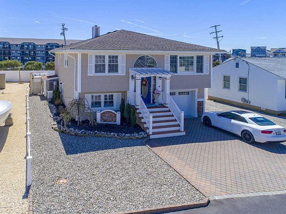 2nd image of 405 Cove Ct