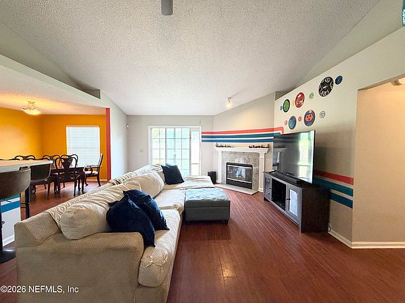 4th image of 1634 SPRING OAKS Lane