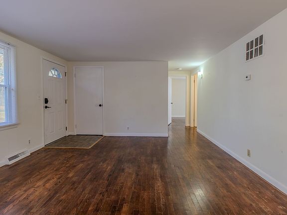 3rd image of 810 Pine Grove Ave