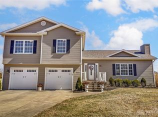 3040 Windy Ridge Dr, Springfield, OH 45502