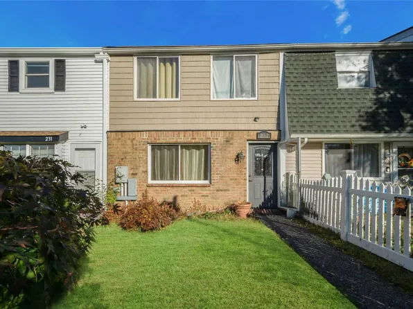 232 Hill Rise #232, Calverton, NY 11933
