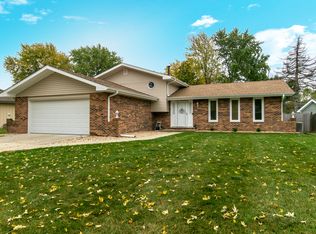 1023 Country Dr, Shorewood, IL 60404