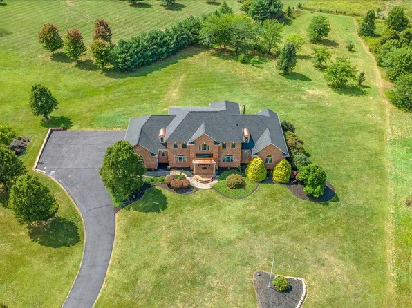 11026 Crystal Falls Dr, Hagerstown, MD 21742