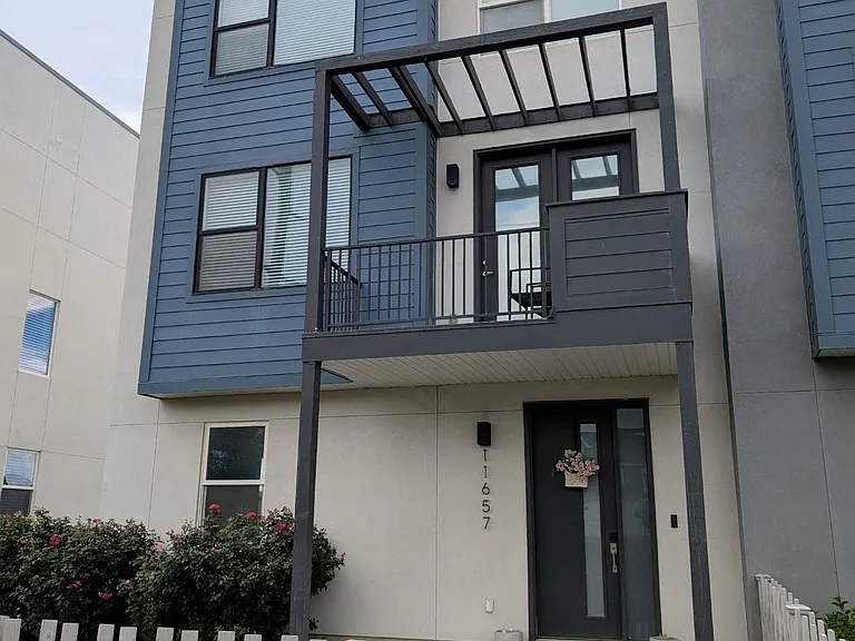 End-unit with private yard