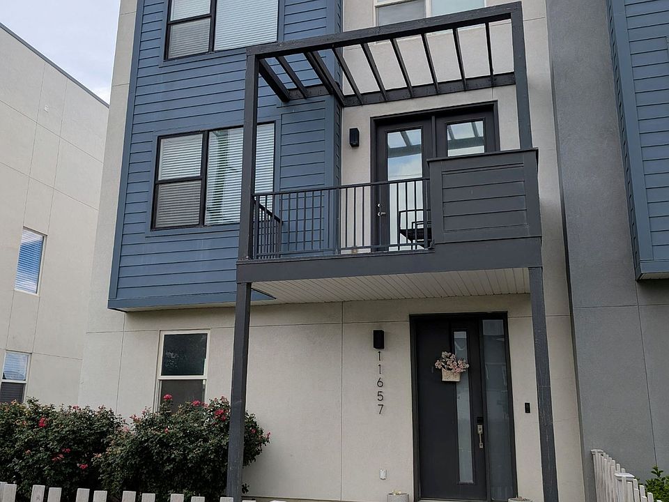 End-unit with private yard