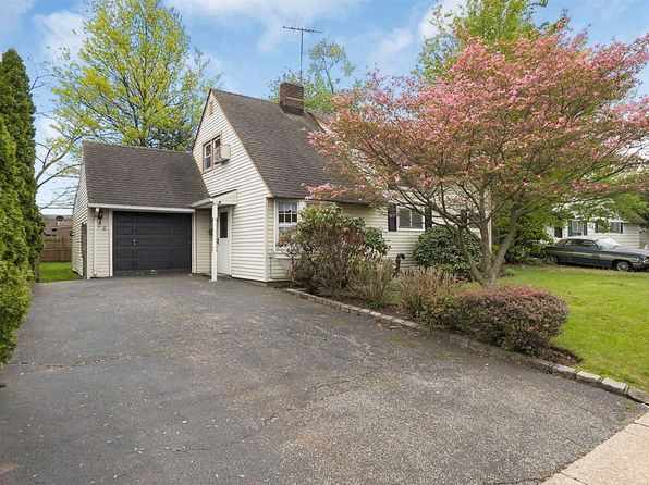 26 Carriage Lane, Levittown, NY 11756