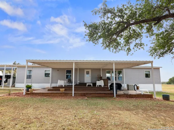 838 County Road 669, Devine, TX 78016