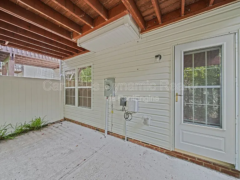 1526 Royal Auburn Ave — Photo 33