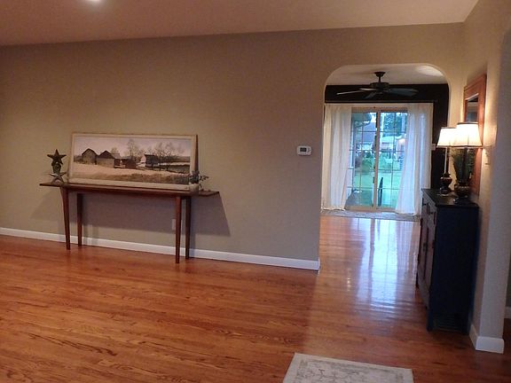 5th image of 203 Villa Dr