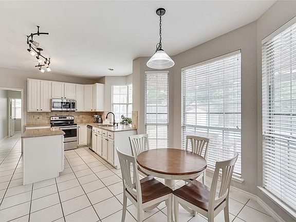 3rd image of 3321 Camden Dr