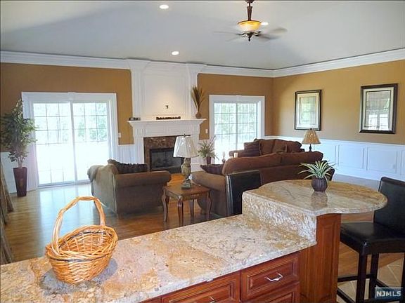 4th image of 7 E Ryan Mansion Dr