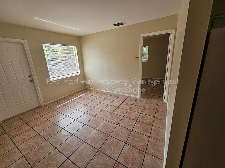 3814 Desoto Ave — Photo 3