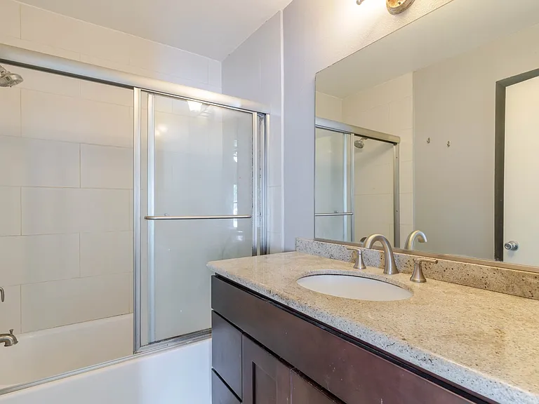 15113 Saticoy St #16 — Photo 17