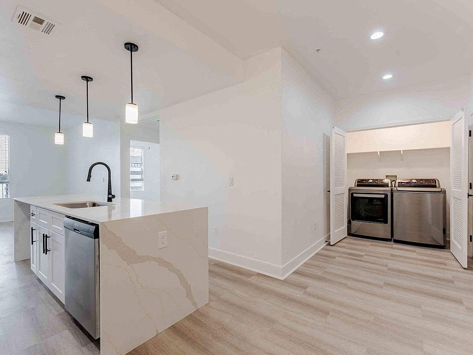 Ariva, San Diego, CA, Premium