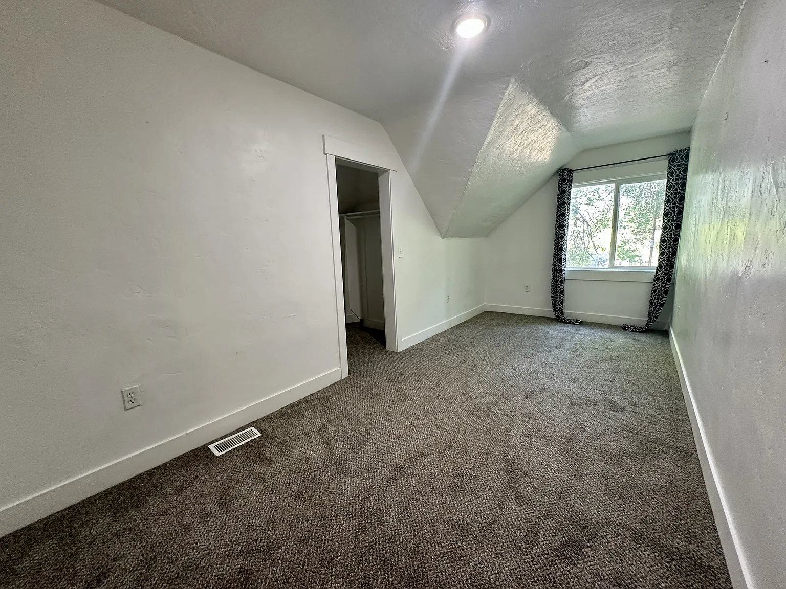 568 W 300 N — Photo 3
