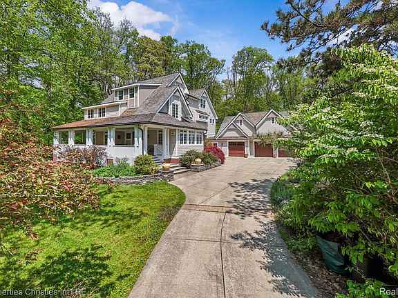 3rd image of 1041 Greentree Rd
