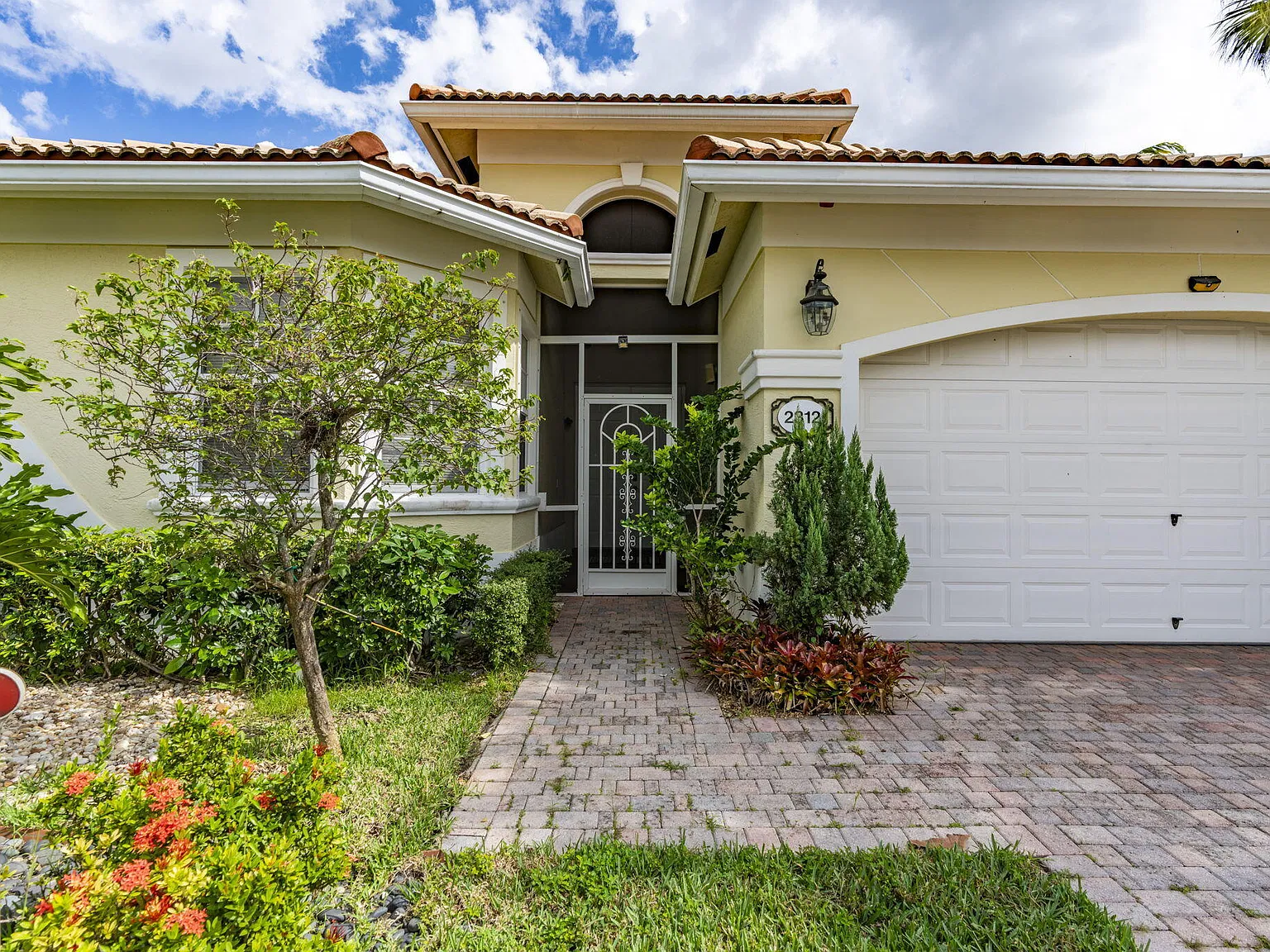 3 bed, 2.5 bath, 1972 sqft, $4,000 — Photo 3