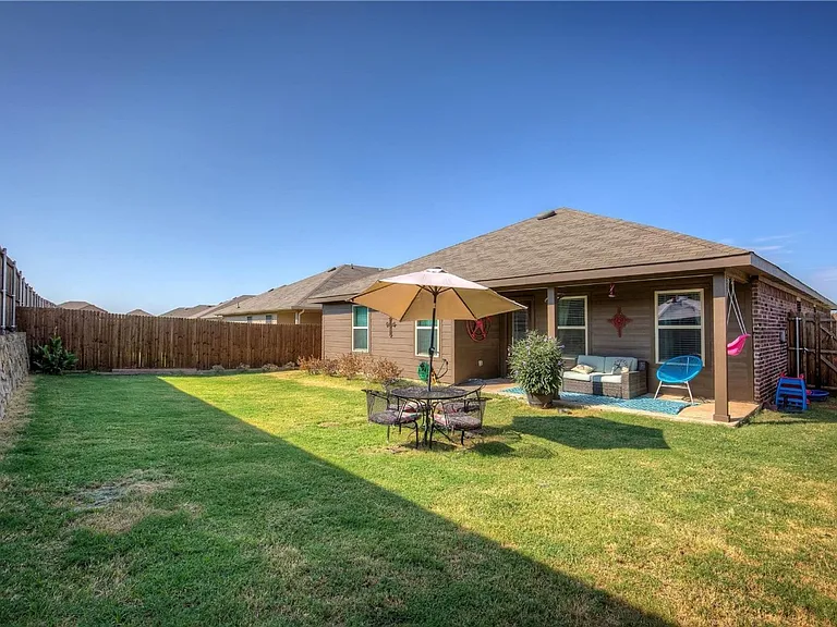 1004 Basswood Ln — Photo 33