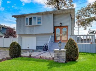 16 Ireland Place, Copiague, NY 11726