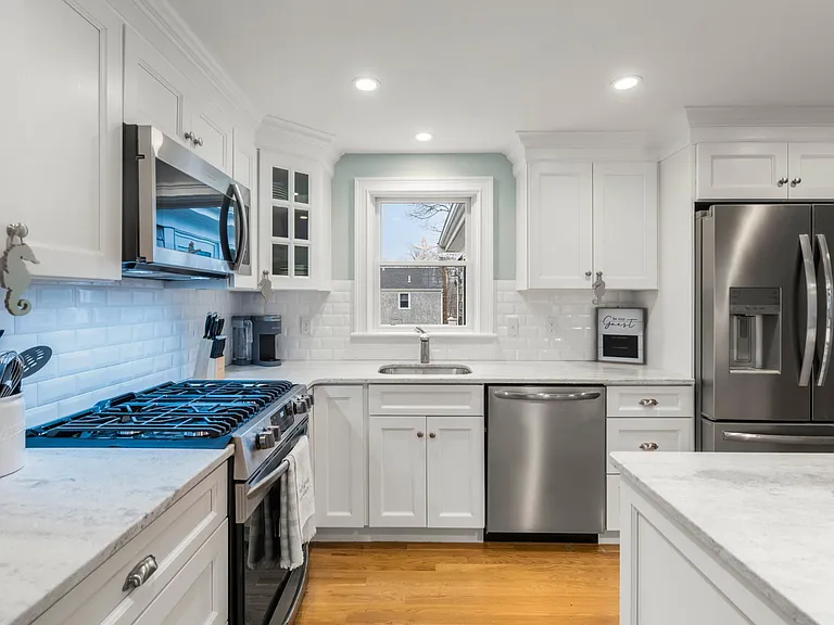 96 Knott Ave — Photo 3