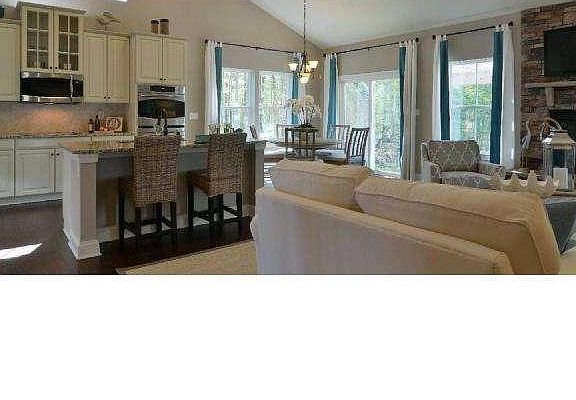 4th image of 636 Southerness Dr