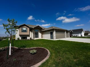 1516 Valley Bluffs Dr, Minot, ND 58701