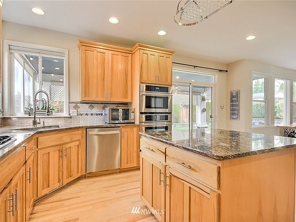 3rd image of 1943 Lighthouse Ln NE