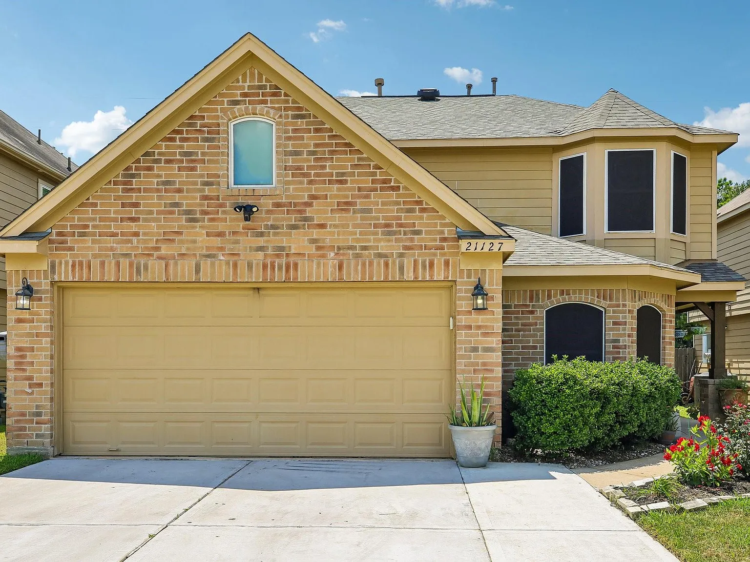 5 bed, 3.0 bath, 2324 sqft, $2,750 — Photo 4