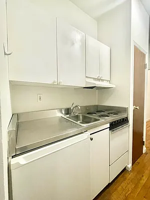 Rented by HOLTON REAL ESTATE INC. | media 9