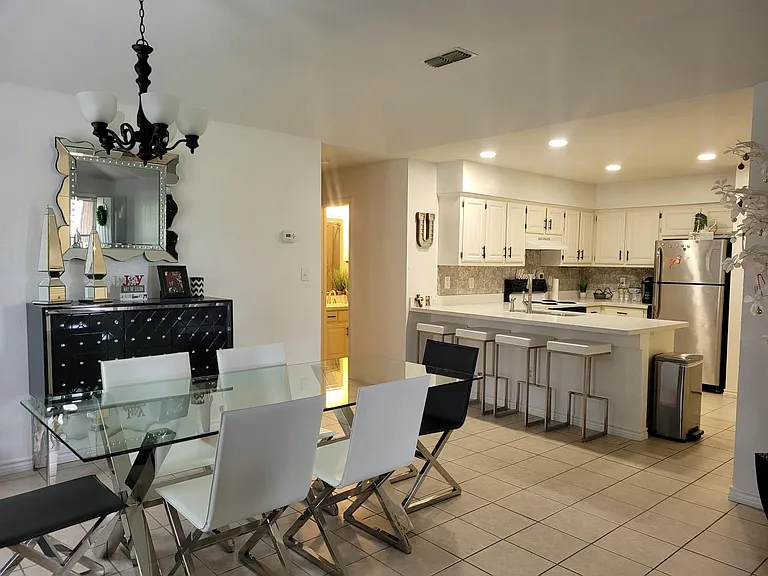 1000 Camelot Dr — Photo 3