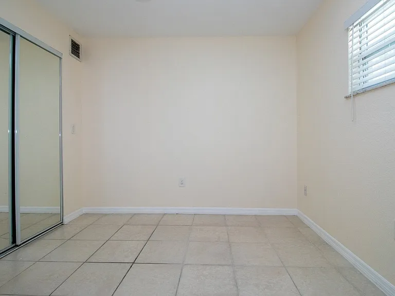 995 Virginia Dr — Photo 15