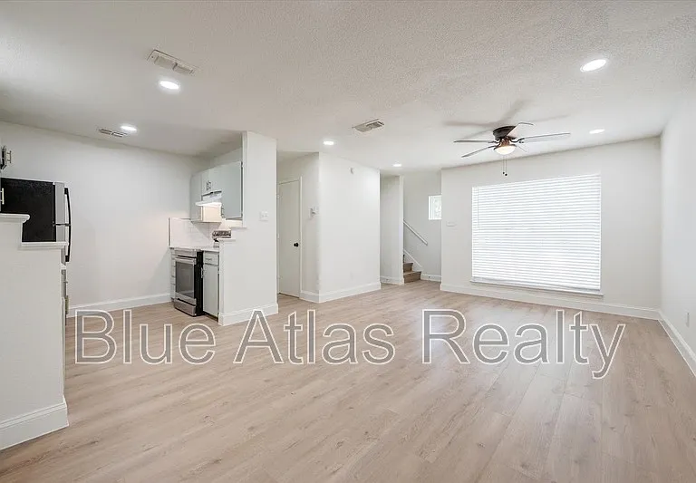 805 W Chambers St #B — Photo 3