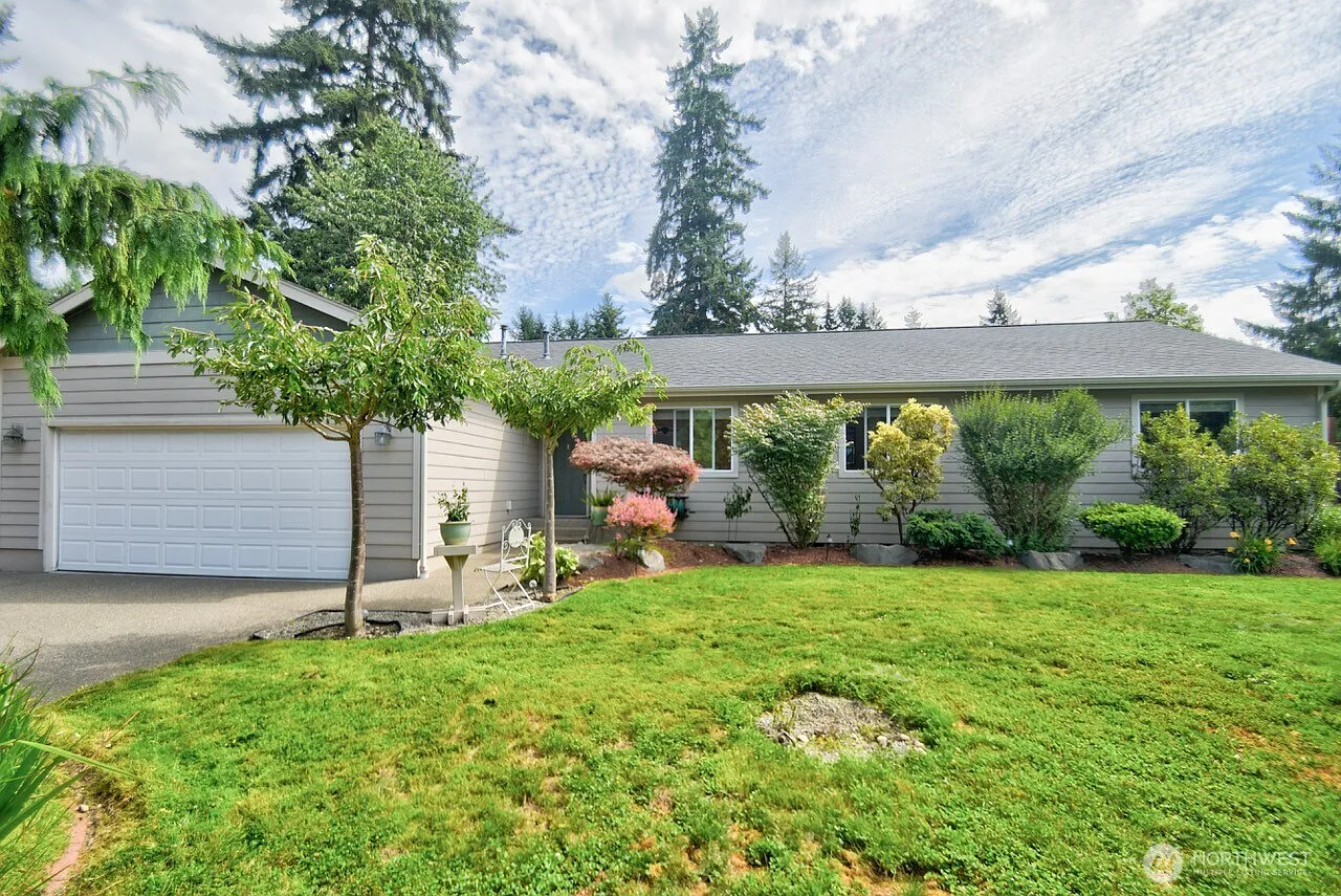 610 Cougar Street SE photo 1