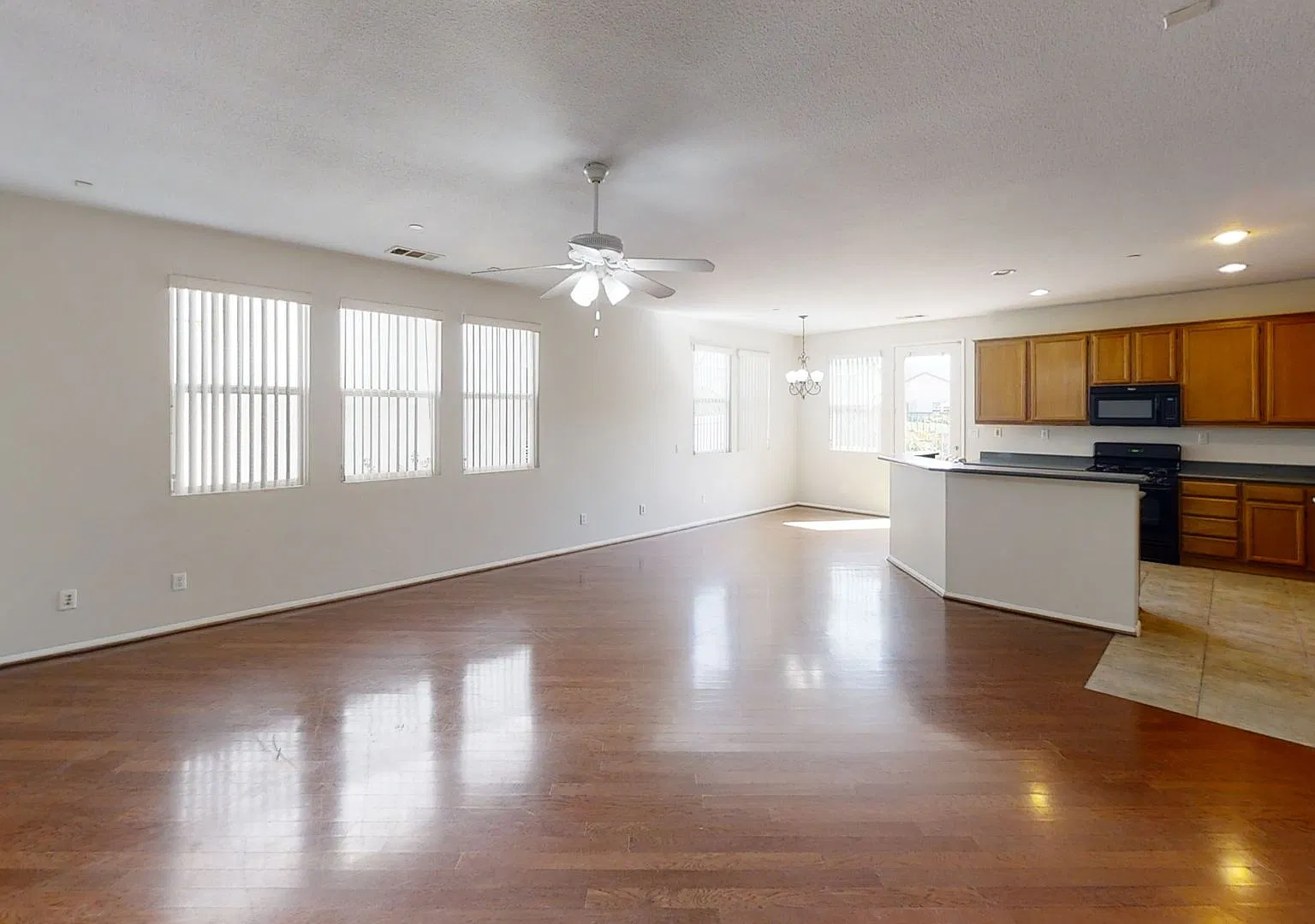Large 4 Bedroom, 3 Bathroom Located near LLUMC — Photo 2