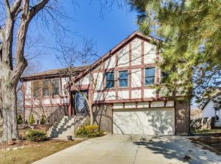 228 E Fox Hill Dr, Buffalo Grove, IL 60089