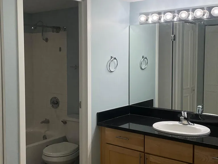 600 E 8th St #12P — Photo 10