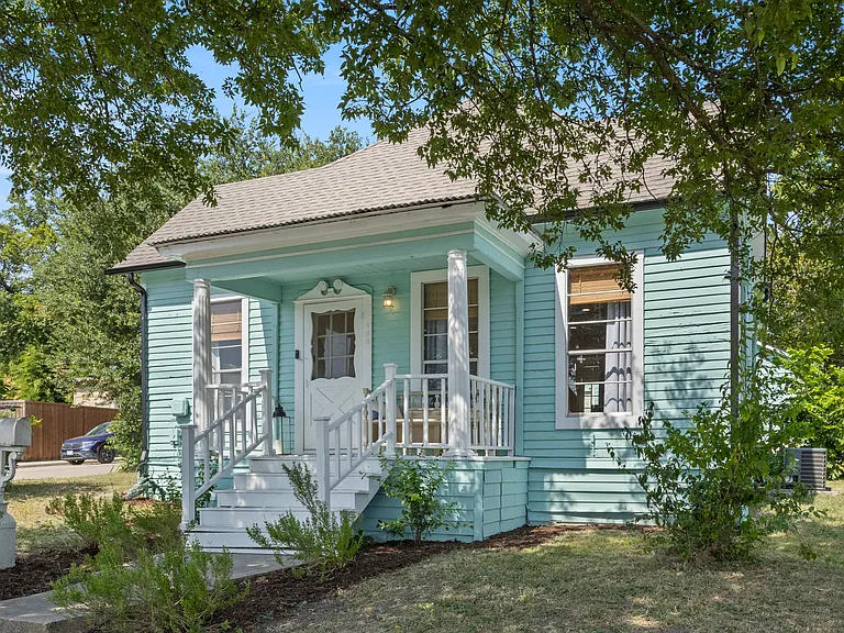 408 S College St — Photo 2