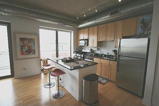 5th image of 1000 N Kingsbury St APT 401