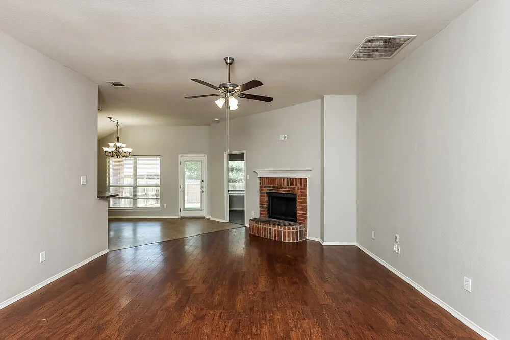 4 bed, 2.0 bath, 1839 sqft, $2,960 — Photo 4