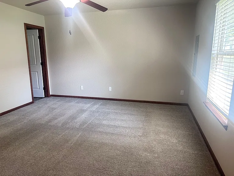 108 SE Rose Garden Ln — Photo 8
