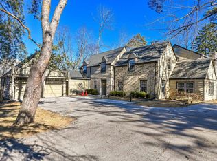 7606 N Lake Dr, Fox Pt, WI 53217