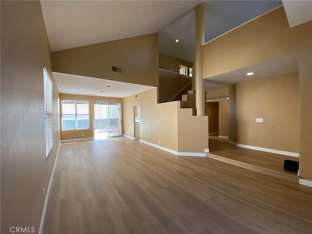 3 bed, 2.5 bath, 2325 sqft, $4,800 — Photo 4