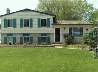 50121 Spruce Dr, Chesterfield, MI 48047