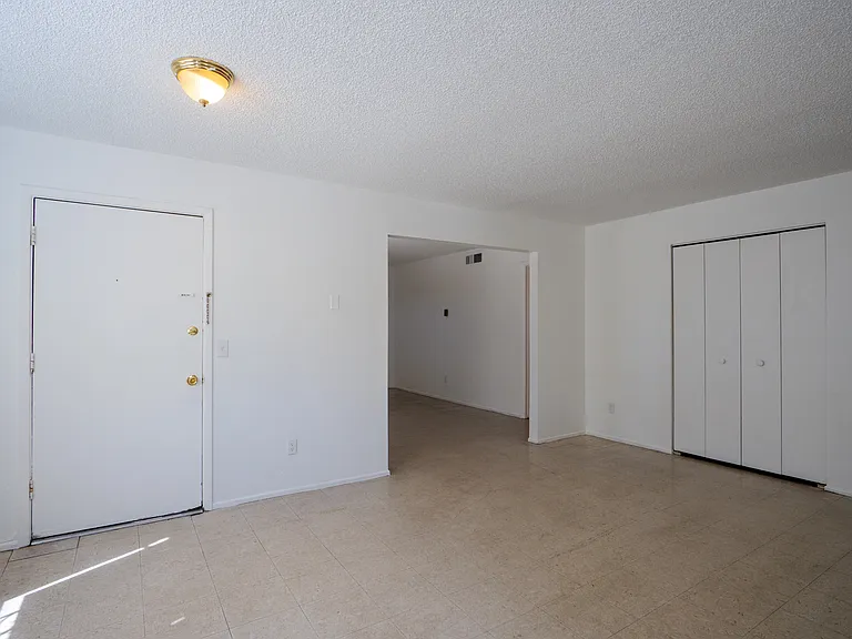 2460 N Balboa Ave — Photo 4